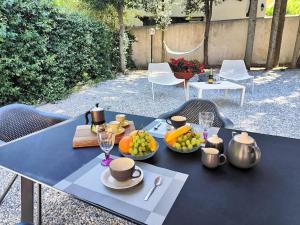 佛羅倫斯的住宿－La mia limonaia sui colli, garden, parking, fit for bike !，一张蓝色桌子,上面有水果盘