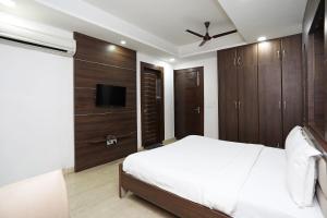 سرير أو أسرّة في غرفة في SPOT ON Hotel Sainik Inn
