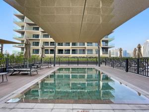 Bazén v ubytování Modern 2 Sleeper Studio, Dubai nebo v jeho okolí