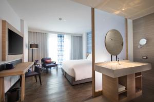 Novotel Chiangmai Nimman Journeyhub的电视和/或娱乐中心
