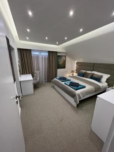 een grote slaapkamer met een groot bed en een bureau bij MS HOUSE Apartamenty in Żywiec