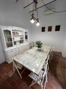 una sala da pranzo con tavolo e sedie in legno di Casa palacio del siglo XVIII en centro Sevilla a Siviglia