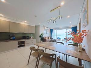 Η κουζίνα ή μικρή κουζίνα στο Infinity Pool Luxury Apartment The Song Vung Tau