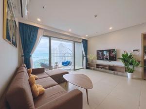 Μια τηλεόραση ή/και κέντρο ψυχαγωγίας στο Infinity Pool Luxury Apartment The Song Vung Tau