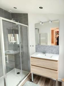 ein Badezimmer mit Glasdusche und Waschbecken in der Unterkunft Maison proche centre ville clim jardin wifi 8 personnes in Amiens