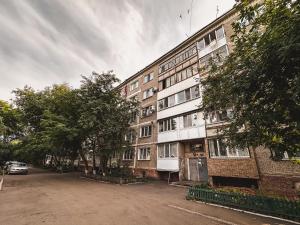 una calle vacía frente a un edificio de apartamentos en Тасс уютная квартира в центре города, en Petropavlovsk