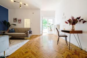 a living room with a couch and a table at Altbauwohnung im Zentrum Bocholts in Bocholt