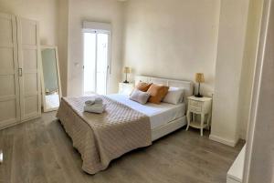 Un dormitorio con una gran cama blanca y una ventana. en Travel Habitat Ruzafa Apartment, en Valencia
