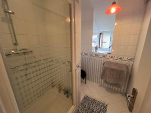 W łazience znajduje się prysznic ze szklanymi drzwiami. w obiekcie Grande maison avec jardin vu sur la rance w mieście Saint-Père +15 zdjęć