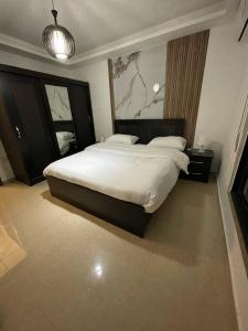 - une chambre avec un grand lit dans l'établissement apartment 60m 1bedroom for rent3, à Umm Uthainah
