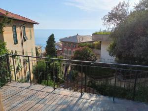 einen Balkon mit Blick auf ein Haus in der Unterkunft Casetta Mami in Camogli