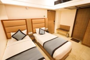 Postel nebo postele na pokoji v ubytování Hotel Grand Sabarees