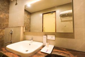 Koupelna v ubytování Hotel Grand Sabarees