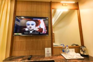 TV a/nebo společenská místnost v ubytování Hotel Grand Sabarees