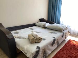 1 cama con toallas y almohadas en el dormitorio en Dream City 15, en Astana 29 fotos más