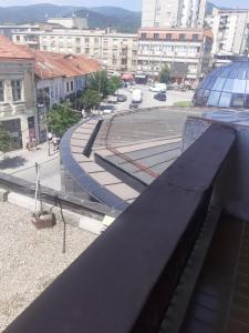 Blick auf eine Stadtstraße mit einem Gebäude in der Unterkunft NIKOLIĆ APARTMAN in Vranje