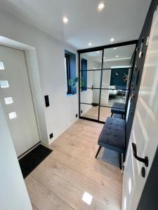 Luxury apartement close to city centre with free parking في ترومسو: غرفة معيشة مع كرسيين ودرج