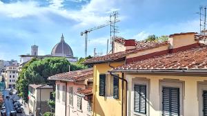 uitzicht op een stad met daken van gebouwen bij Casa Mojito in Florence