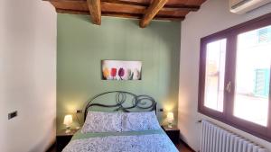 een slaapkamer met een bed en een raam bij Casa Mojito in Florence