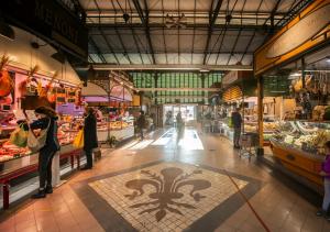 een groep mensen die in een markt staan bij Casa Mojito in Florence