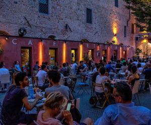 een groep mensen die aan tafels in een restaurant zitten bij Casa Mojito in Florence