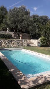 Swimming pool sa o malapit sa Le Palazzo d'Orgon - chambre d'hôtes dans les Alpilles