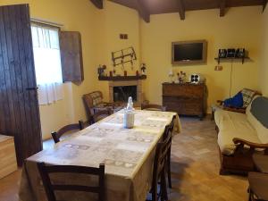 um quarto com uma mesa com cadeiras e uma lareira em Il Rifugio dei Briganti em Caramanico Terme