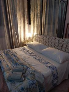 uma cama grande com duas toalhas num quarto em Suite Viola@ em Legnano
