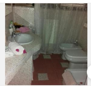 uma casa de banho com um lavatório e um WC em Suite Viola@ em Legnano