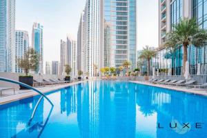 Bazén v ubytování Luxe - Stylish 1 Bedroom Near Burj Khalifa nebo v jeho okolí