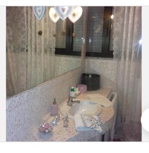 uma casa de banho com um lavatório e um espelho em Suite Viola@ em Legnano