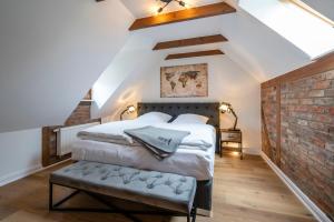 ein Schlafzimmer mit einem Bett und einer Ziegelwand in der Unterkunft Apart Hotel Wasserturm in Bad Segeberg