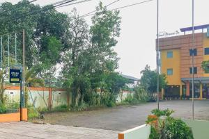 an empty street in front of a building at Urbanview Hotel Grand Permata In Banjarbaru by RedDoorz in Ulin