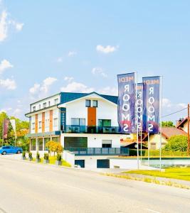Budova, kde se aparthotel nachází