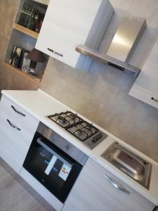 uma cozinha com uma placa de fogão e forno. em La Luna's Home em Lanciano