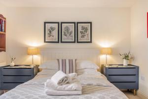 een slaapkamer met een bed met handdoeken erop bij The Garden Room in Eastbourne