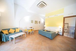 sala de estar con sofá y mesa en Limoneto Di Ercole, en Maiori