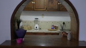 an archway in a kitchen with a counter top at Loft familial cosy in Guanajuato +4 photos