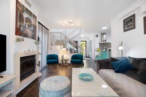 ein Wohnzimmer mit Sofa und Tisch in der Unterkunft Casa Anna in Novo Sancti Petri