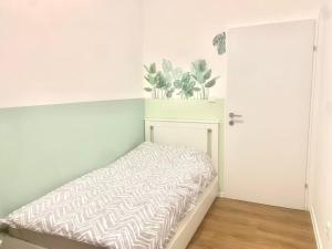 um quarto com uma cama com uma planta na parede em Top location single by Bahnhof Meidling em Viena