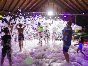 a group of people playing in an artificial snow field at 3 bedroom Chalets Camping de Pujol Argelès-sur-Mer - JoyCasa in Argelès-sur-Mer