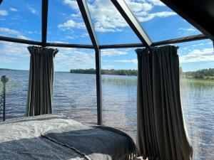 罗瓦涅米Vikajärvi Lake View Experience Igloos的透过窗户可以看到一片水域 更多34张照片