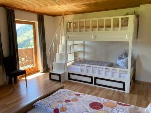 1 Schlafzimmer mit 2 Etagenbetten und einer Treppe in der Unterkunft Arlberggut in St. Johann im Pongau