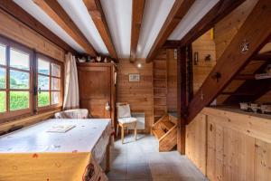 聖熱爾韋萊班的住宿－Chalet du Brey - Avec terrasse et jardin，一间设有木墙的房间和一张桌子