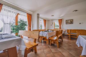 Reštaurácia alebo iné gastronomické zariadenie v ubytovaní Dom Wypoczynkowy Orełki