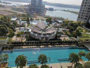 una vista aérea de un edificio con una gran piscina en Teega 8 pax Luxury Family suite by Our Stay en Nusajaya