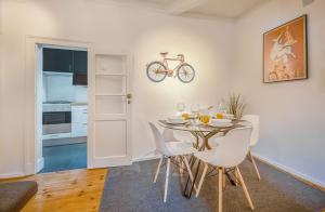 une salle à manger avec une table et un vélo sur le mur dans l'établissement Lisbon City Stay @ Largo do Carmo, à Lisbonne