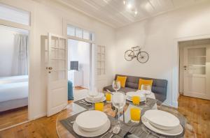 - un salon avec une table et un canapé dans l'établissement Lisbon City Stay @ Largo do Carmo, à Lisbonne