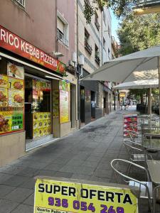 un cartello su un marciapiede di fronte a un ristorante di Apto Barcelona C R a Santa Coloma de Gramanet