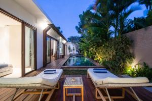 um quintal com uma piscina e uma casa em Villa Maz Canggu em Canggu